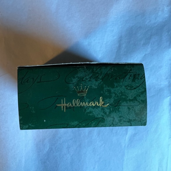 Hallmark Keepsake Ornament. Skating with Pooh. - Picture 5 of 10